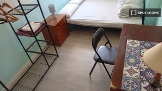 Rent Flat in Los Rosales. Piso compartido de 3 habitaciones en c. de sáhara, villaverde,