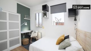 Affitto Appartamento in Putget - Farró. Se alquila habitación ordenada en un apartamento de 5 dormitorio