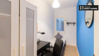Rent Flat in El Poble Sec - Parc de Montjuïc. Se alquila habitación en piso de 5 habitaciones en barcelona