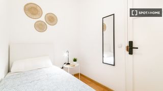 Alquiler Piso en Sagrada Família. Se alquila habitación en piso de 5 habitaciones en barcelona