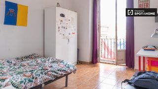 Lloguer Pis a Palacio. Alegre habitación para alquilar en piso de 4 dormitorios en cent