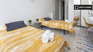 Alquiler Piso en Sant Antoni. Habitación compartida luminosa en apartamento de 9 dormitorios e