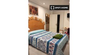 Lloguer Pis a Justicia-Chueca. Se alquila habitación amueblada en apartamento de 3 dormitorios