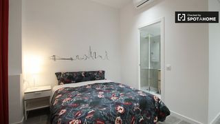 Rent Flat in St. Pere - Sta. Caterina - El Born. Habitación en piso compartido de 4 habitaciones, barcelona