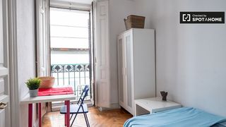 Affitto Appartamento in Sol. Se alquila habitación en piso de 9 habitaciones en ópera
