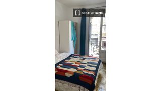 Rent Flat in La Nova Esquerra de l´Eixample. Se alquila habitación en apartamento de 3 dormitorios en barcelo