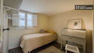 Location Appartement à L´Antiga Esquerra de l´Eixample. Se alquila habitación en piso de 9 habitaciones en barcelona