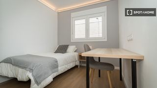 Miete Etagenwohnung in San Fermín. Se alquila habitación en piso compartido de 5 habitaciones en sa