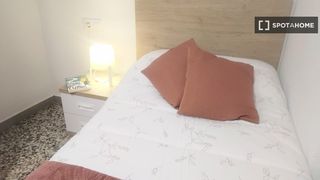 Miete Etagenwohnung in Moncada. Se alquila habitación en apartamento de 5 dormitorios en montcad