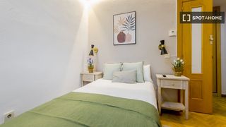 Lloguer Pis a Delicias. Se alquila habitación en apartamento de 5 dormitorios en atocha,