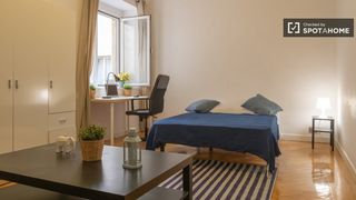 Rent Flat in Argüelles. Se alquila habitación en piso de 9 habitaciones!