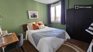 Rent Flat in L´Antiga Esquerra de l´Eixample. Habitación en un piso compartido de 6 habitaciones en el eixampl