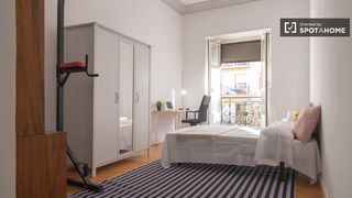 Miete Etagenwohnung in Argüelles. Se alquila habitación en piso de 9 habitaciones!
