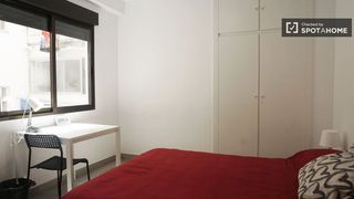 Rent Flat in Aiora. Habitación en apartamento compartido de 5 habitaciones en camí f