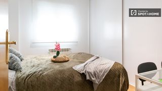 Rent Flat in Apóstol Santiago. Habitación en piso de 5 habitaciones en madrid.