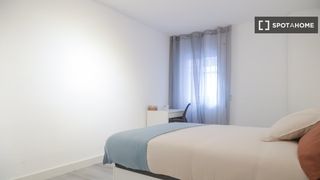 Rent Flat in Almendrales. Se alquila habitación en piso de 5 habitaciones en madrid
