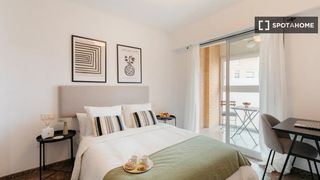 Rent Flat in Ciutat de les Ciències i de les Arts - Justicia. Habitación en un piso compartido de 4 habitaciones en valencia,