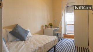 Rent Flat in Argüelles. Se alquila habitación en piso de 9 habitaciones!