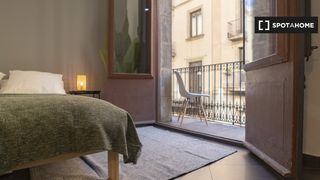 Rent Flat in Gòtic. Habitación en piso compartido en alquiler en el raval, barcelona
