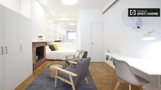 Rent Flat in Putget - Farró. Amplia habitación en alquiler en apartamento de 5 dormitorios en