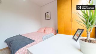 Affitto Appartamento in Ciutat Jardí. Se alquila habitación en piso de 5 dormitorios en algirós, valen