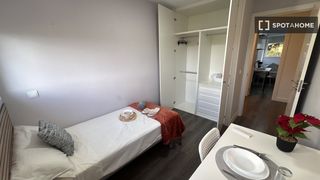 Miete Etagenwohnung in Tres Olivos-Valverde. Habitación en piso compartido de 5 habitaciones en valverde, mad