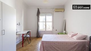 Miete Etagenwohnung in Gaztambide. Se alquila habitación con balcón en piso de 8 habitaciones en mo