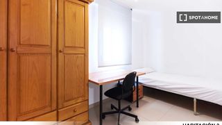 Rent Flat in Los Remedios. Alquiler de habitaciones en piso de 3 dormitorios en sevilla