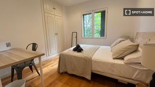 Affitto Appartamento in Aravaca. Se alquila habitación en piso compartido de 8 habitaciones en ar