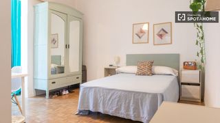 Alquiler Piso en Goya. Se alquila habitación en apartamento de 7 dormitorios en salaman