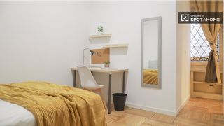 Rent Flat in Argüelles. Habitación en piso compartido de 18 habitaciones en argüelles, m