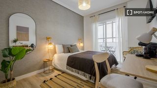 Location Appartement à Lucero. Se alquila habitación en apartamento de 5 dormitorios en latina,