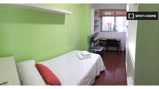 Rent Flat in Fígares. Se alquila habitación en piso de 4 habitaciones en centro, grana