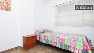 Rent Flat in Plaza de Toros. Habitación en piso compartido, plaza de toros, granada.