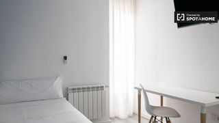 Affitto Appartamento in Sol. Colorida habitación en alquiler en el centro de madrid.