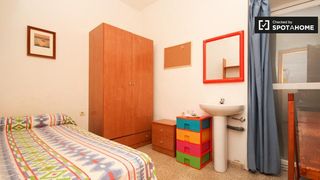 Rent Flat in Camino de Ronda. Habitación en piso compartido en alquiler en pajaritos, granada.