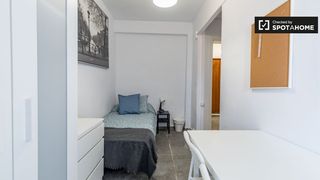 Location Appartement à Jaume Roig. Se alquila habitación en amplio apartamento de 5 dormitorios, el