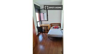 Rent Flat in Sant Andreu de Palomar. Se alquila habitación en apartamento de 1 dormitorio en barcelon