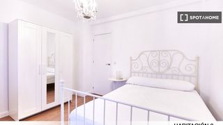 Rent Flat in El Torrejón - El Cerezo. Se alquila habitación en piso de 4 habitaciones en macarena, sev
