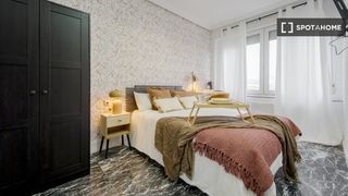 Rent Flat in El Viso. Se alquila habitación en piso compartido de 8 habitaciones en rí