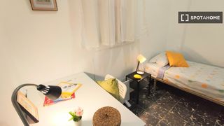 Rent Flat in Arrancapins. Se alquila habitación en apartamento de 6 dormitorios en extramu