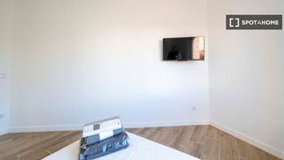 Lloguer Pis a Llefià. Se alquila habitación en piso compartido de 5 habitaciones, sant