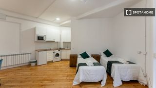 Affitto Appartamento in Sol. Se alquila habitación en piso de 8 habitaciones en sol, madrid