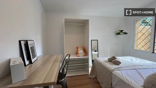 Lloguer Pis a Aravaca. Se alquila habitación en piso compartido de 8 habitaciones en ar