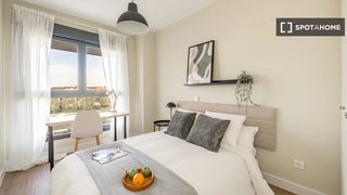 Rent Flat in Almendrales. Habitación en piso de 5 habitaciones en alquiler, almendrales, m