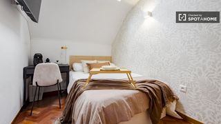 Lloguer Pis a Canillas. Habitación en un piso compartido de 6 habitaciones en alquiler e