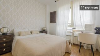 Rent Flat in Almendrales. Espectacular habitación en alquiler en piso de 5 habitaciones en