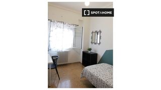 Rent Flat in Las Delicias. Habitación en un piso compartido de 6 habitaciones en zaragoza.