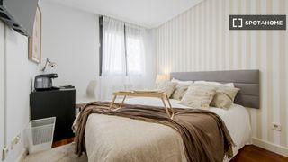 Rent Flat in Sanchinarro. Se alquila habitación en piso compartido de 8 habitaciones en va