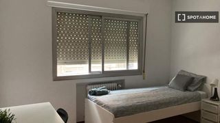 Location Appartement à Pacífico. Se alquila habitación en apartamento de 4 dormitorios en retiro,